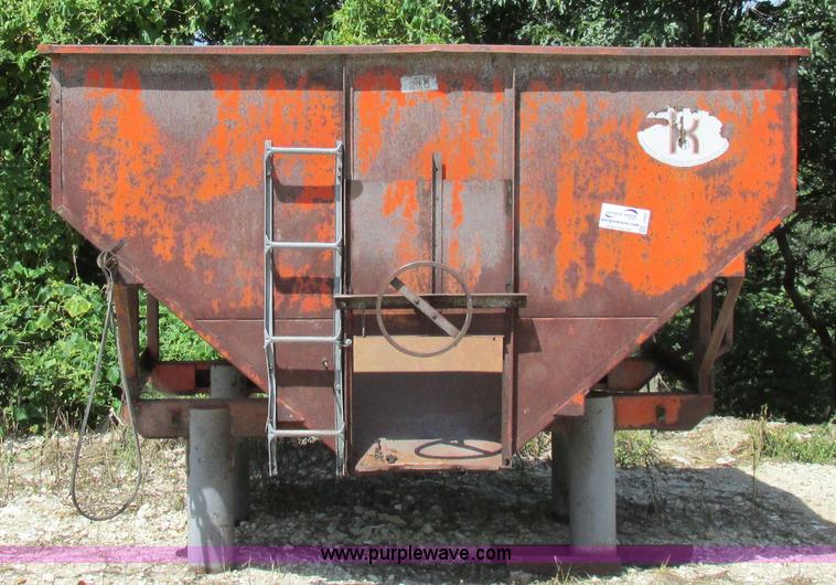 image for item I8967 Korhumel 220 gravity flow grain cart