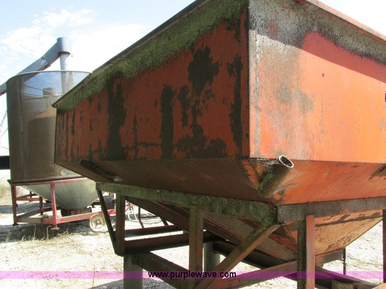 image for item I8967 Korhumel 220 gravity flow grain cart