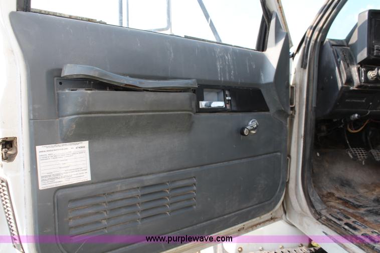 image for item J2025 1992 GMC TopKick feed delivery truck