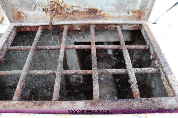 image for item J2025 1992 GMC TopKick feed delivery truck