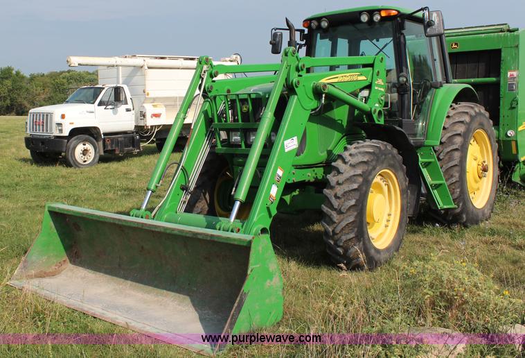 image for item J2026 2005 John Deere 7320 MFWD tractor