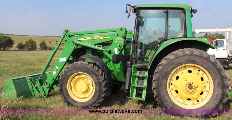 image for item J2026 2005 John Deere 7320 MFWD tractor