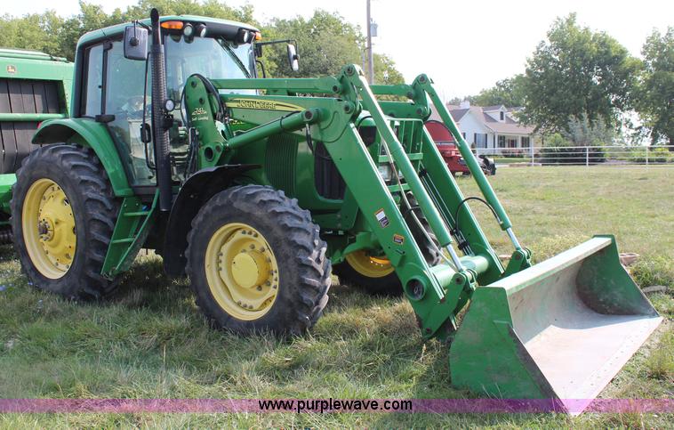 image for item J2026 2005 John Deere 7320 MFWD tractor