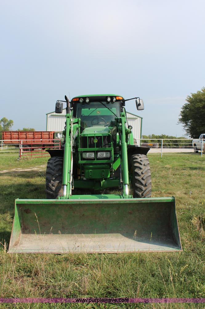 image for item J2026 2005 John Deere 7320 MFWD tractor