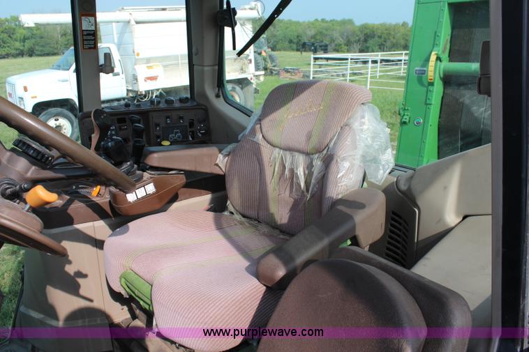 image for item J2026 2005 John Deere 7320 MFWD tractor