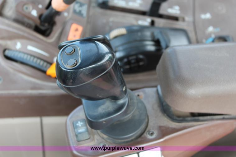 image for item J2026 2005 John Deere 7320 MFWD tractor