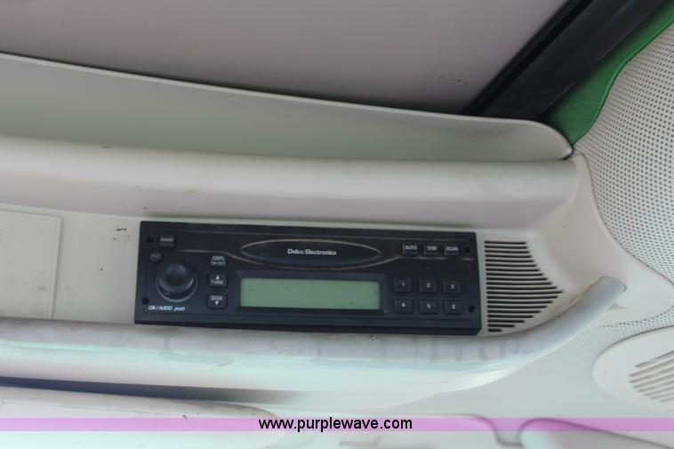 image for item J2026 2005 John Deere 7320 MFWD tractor