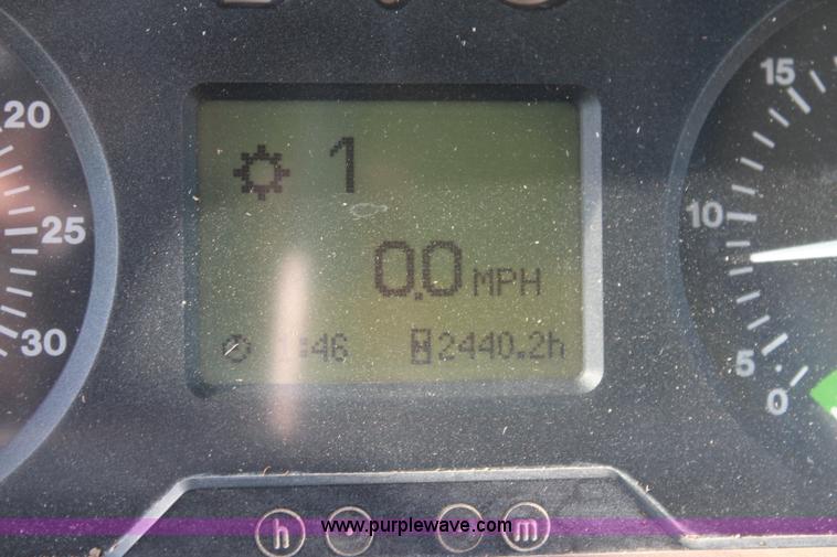 image for item J2026 2005 John Deere 7320 MFWD tractor