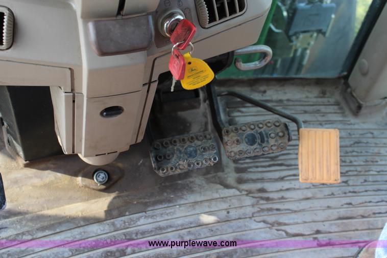 image for item J2026 2005 John Deere 7320 MFWD tractor