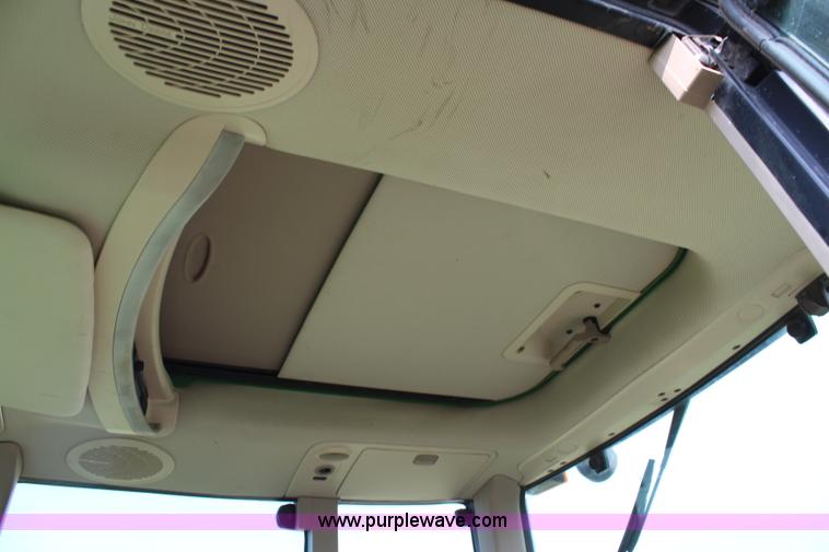 image for item J2026 2005 John Deere 7320 MFWD tractor