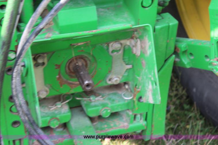 image for item J2026 2005 John Deere 7320 MFWD tractor