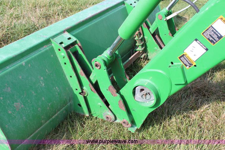 image for item J2026 2005 John Deere 7320 MFWD tractor