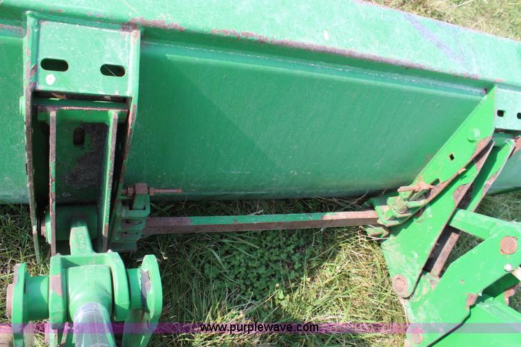 image for item J2026 2005 John Deere 7320 MFWD tractor