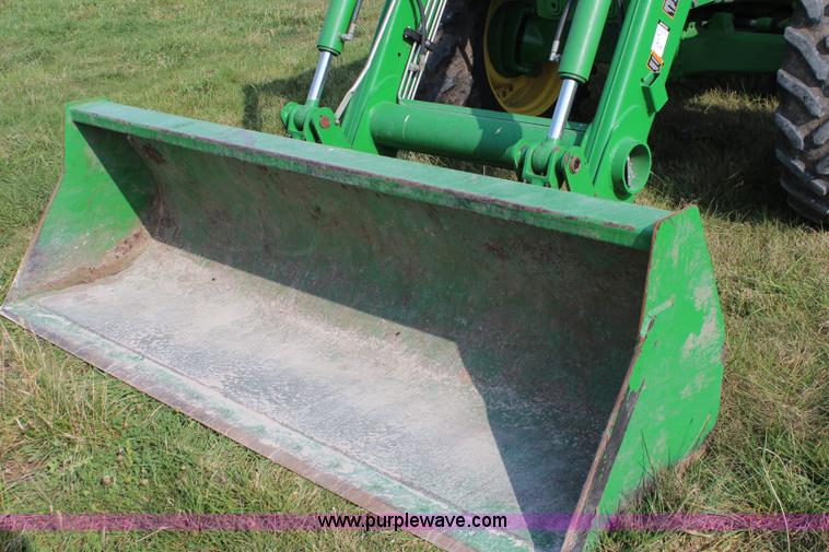 image for item J2026 2005 John Deere 7320 MFWD tractor