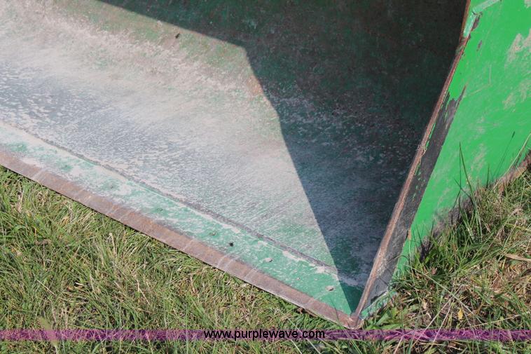 image for item J2026 2005 John Deere 7320 MFWD tractor