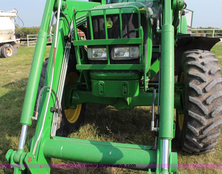 image for item J2026 2005 John Deere 7320 MFWD tractor