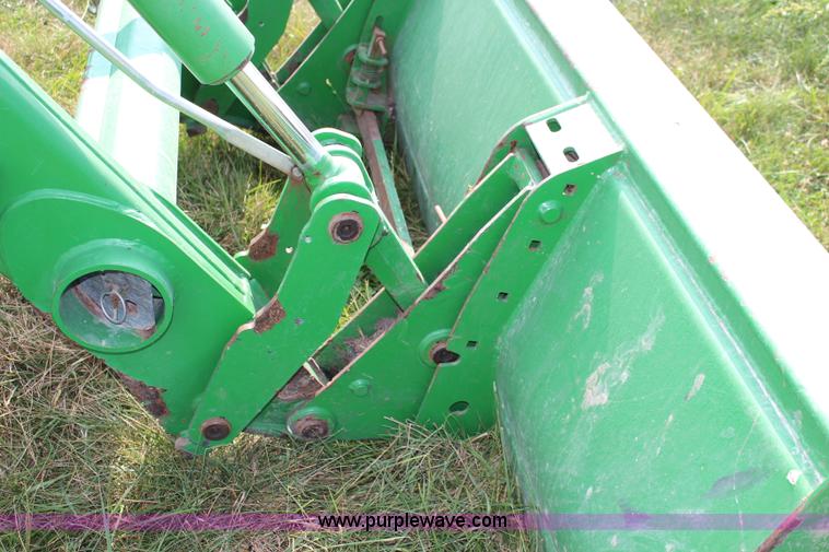 image for item J2026 2005 John Deere 7320 MFWD tractor