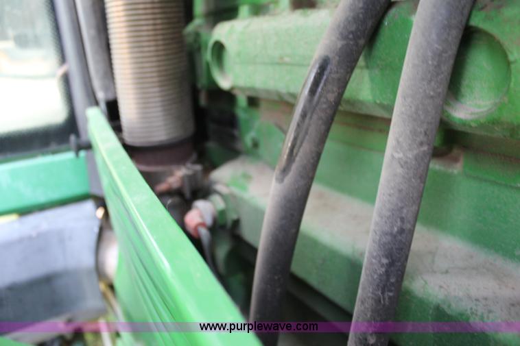 image for item J2026 2005 John Deere 7320 MFWD tractor