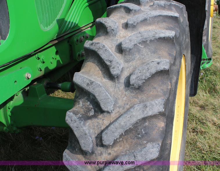 image for item J2026 2005 John Deere 7320 MFWD tractor