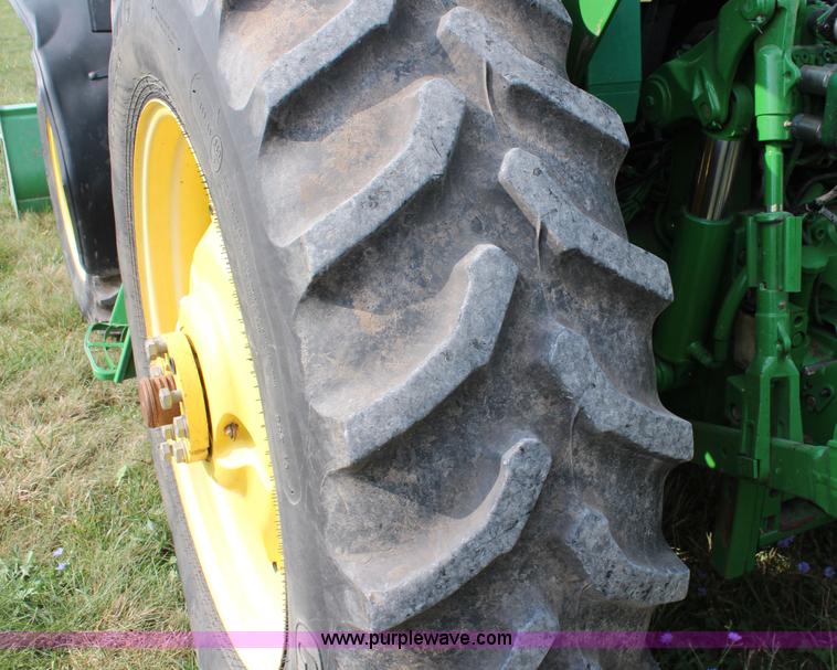 image for item J2026 2005 John Deere 7320 MFWD tractor