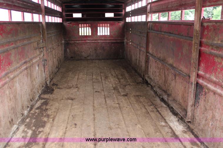 image for item J2112 1995 Titan gooseneck livestock trailer