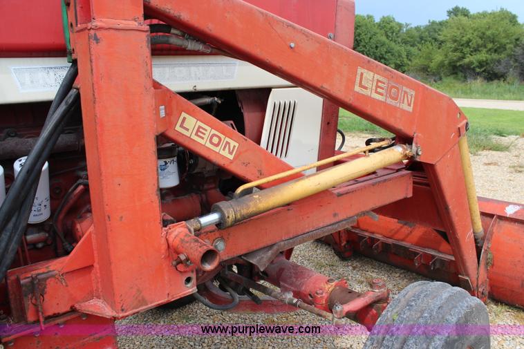 image for item J2130 1973 International 766 tractor