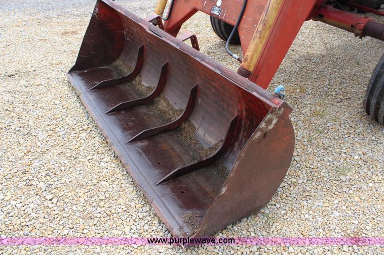 image for item J2130 1973 International 766 tractor