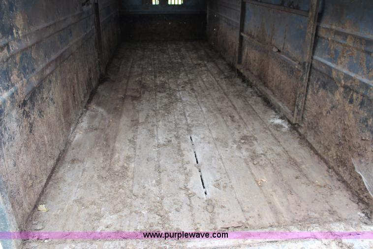 image for item J2158 1993 Titan gooseneck livestock trailer