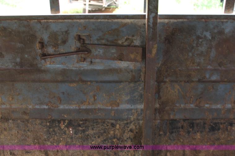 image for item J2158 1993 Titan gooseneck livestock trailer