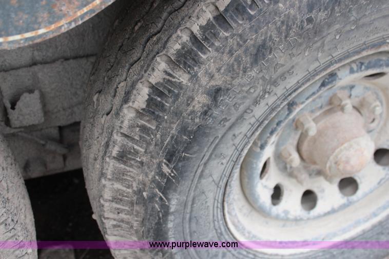 image for item J2158 1993 Titan gooseneck livestock trailer