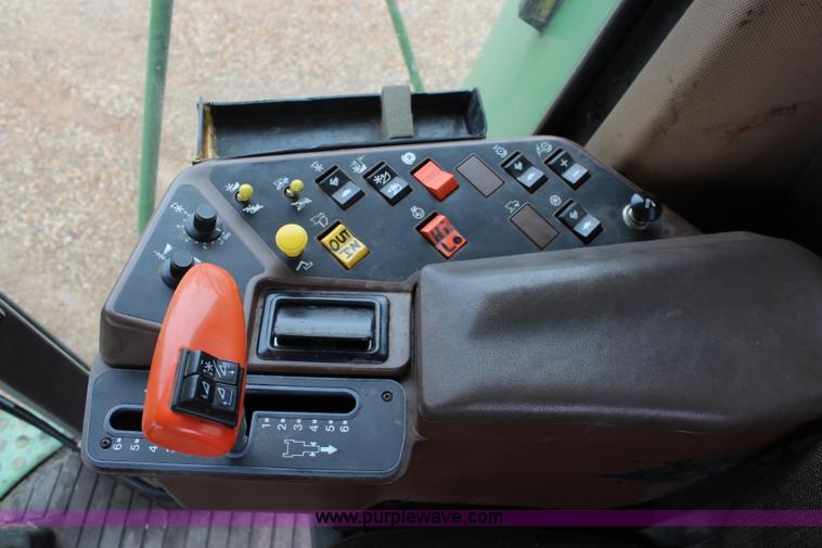 image for item J2187 1990 John Deere 9400 combine