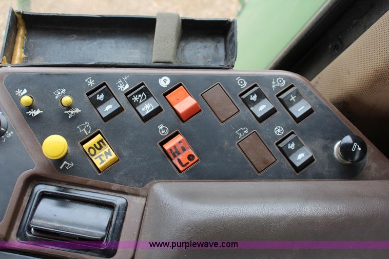 image for item J2187 1990 John Deere 9400 combine