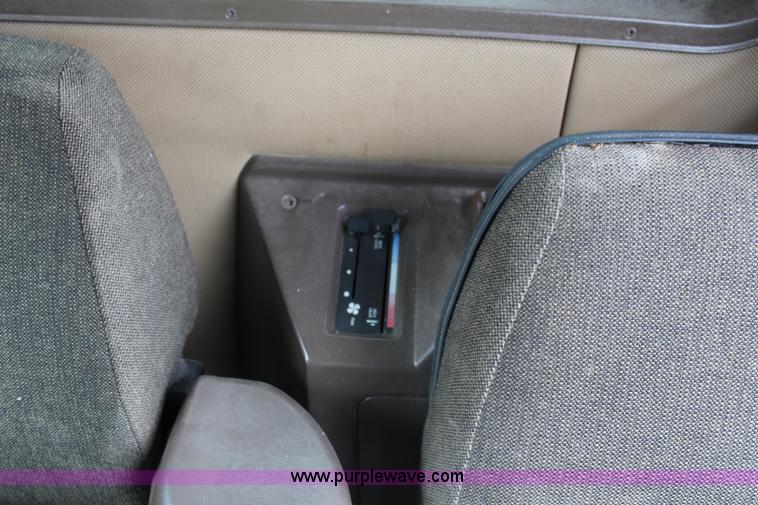 image for item J2187 1990 John Deere 9400 combine