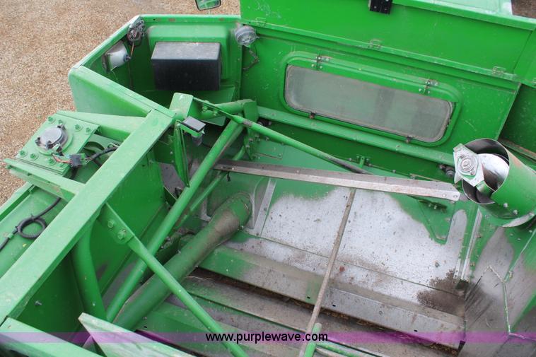 image for item J2187 1990 John Deere 9400 combine