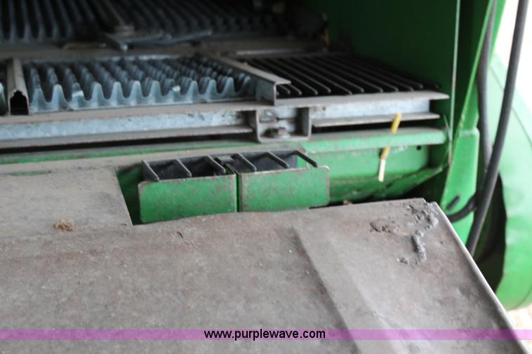 image for item J2187 1990 John Deere 9400 combine