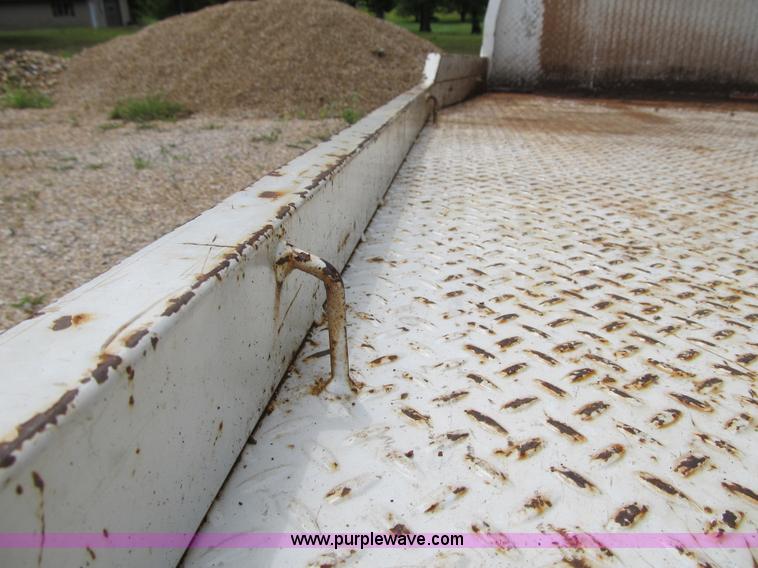 image for item Z9140 2006 Wheeler flatbed bale bed