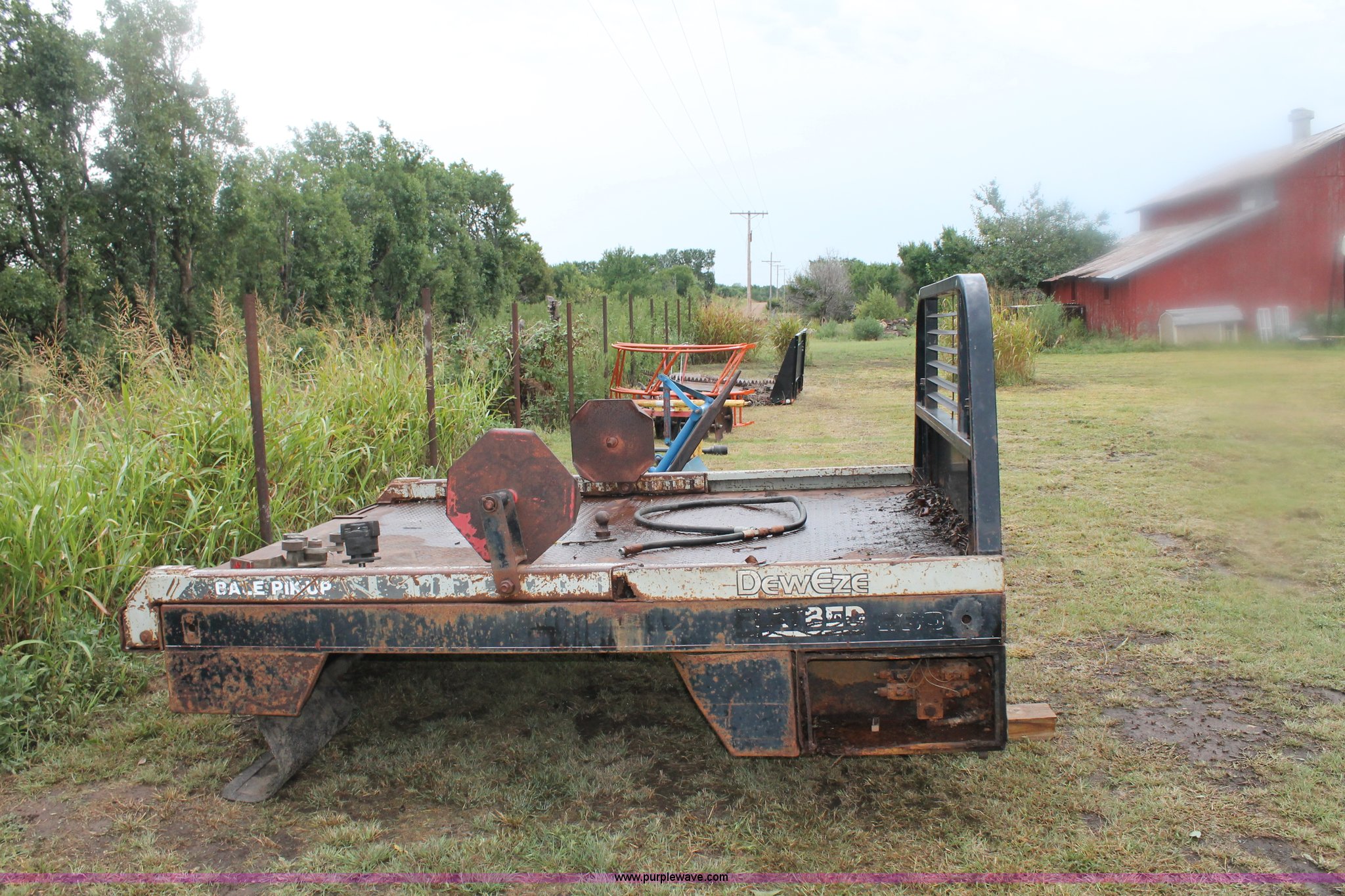 DewEze 280 bale bed in Douglass, KS Item AM9901 sold Purple Wave