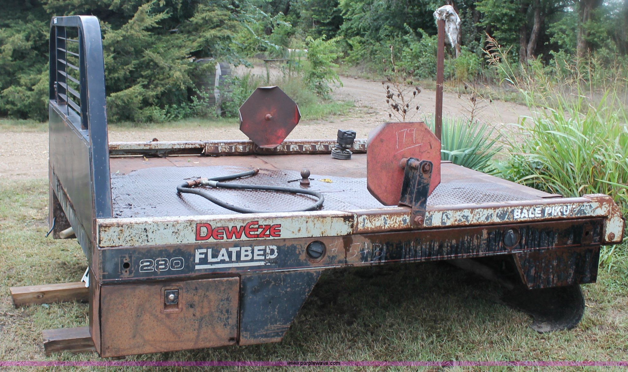 DewEze 280 bale bed in Douglass, KS Item AM9901 sold Purple Wave