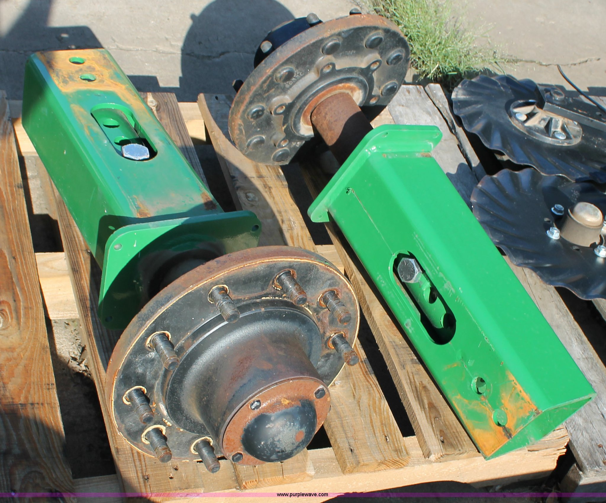 10 bolt hub and spindle assembly in Assaria, KS Item G8172 sold