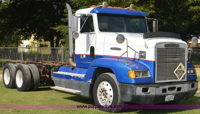 image for item AY9740 1989 Freightliner FLD120 truck cab and chassis