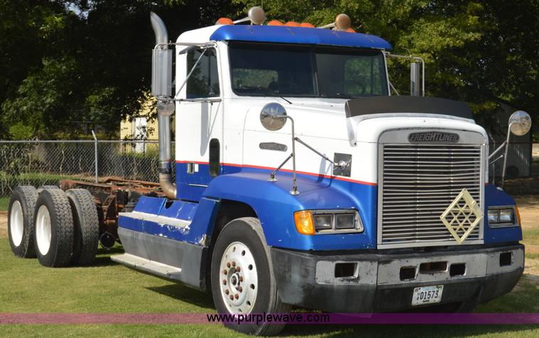 image for item AY9740 1989 Freightliner FLD120 truck cab and chassis