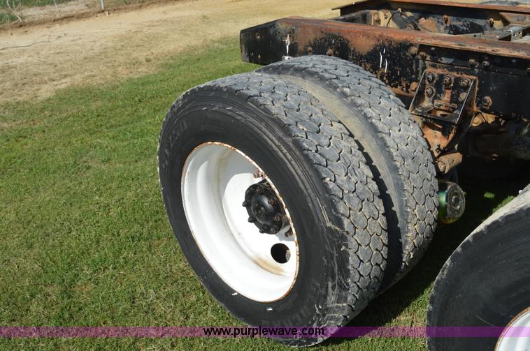 image for item AY9740 1989 Freightliner FLD120 truck cab and chassis