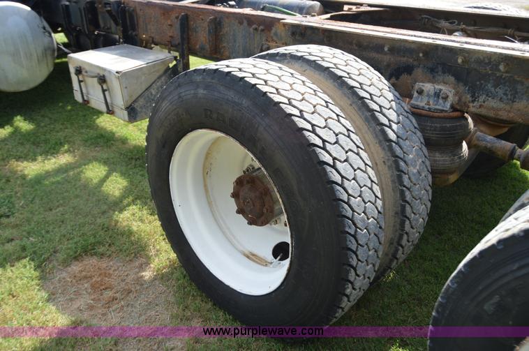 image for item AY9740 1989 Freightliner FLD120 truck cab and chassis