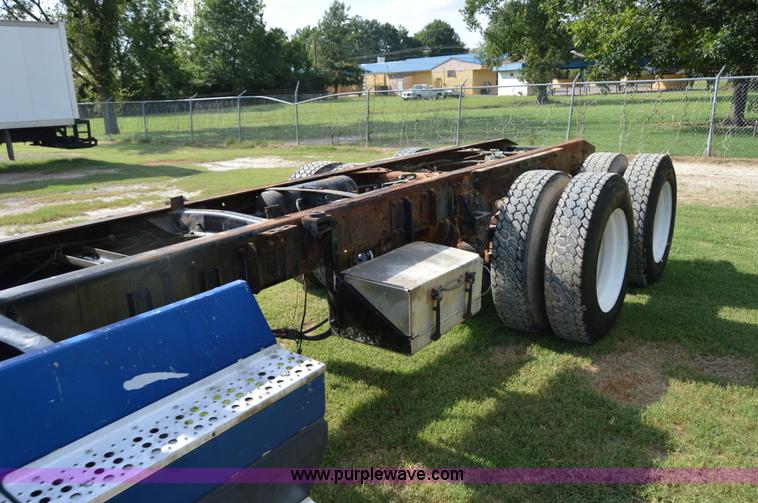 image for item AY9740 1989 Freightliner FLD120 truck cab and chassis