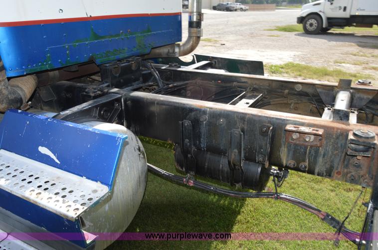 image for item AY9740 1989 Freightliner FLD120 truck cab and chassis