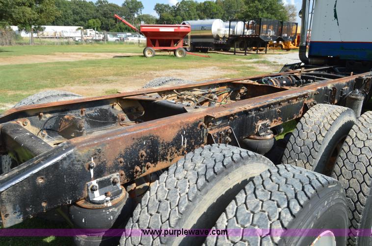 image for item AY9740 1989 Freightliner FLD120 truck cab and chassis