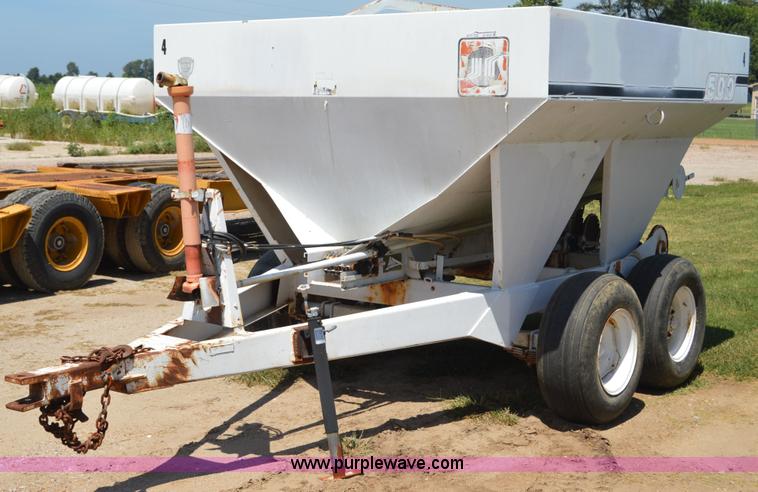 image for item AY9743 Willmar 500 spreader
