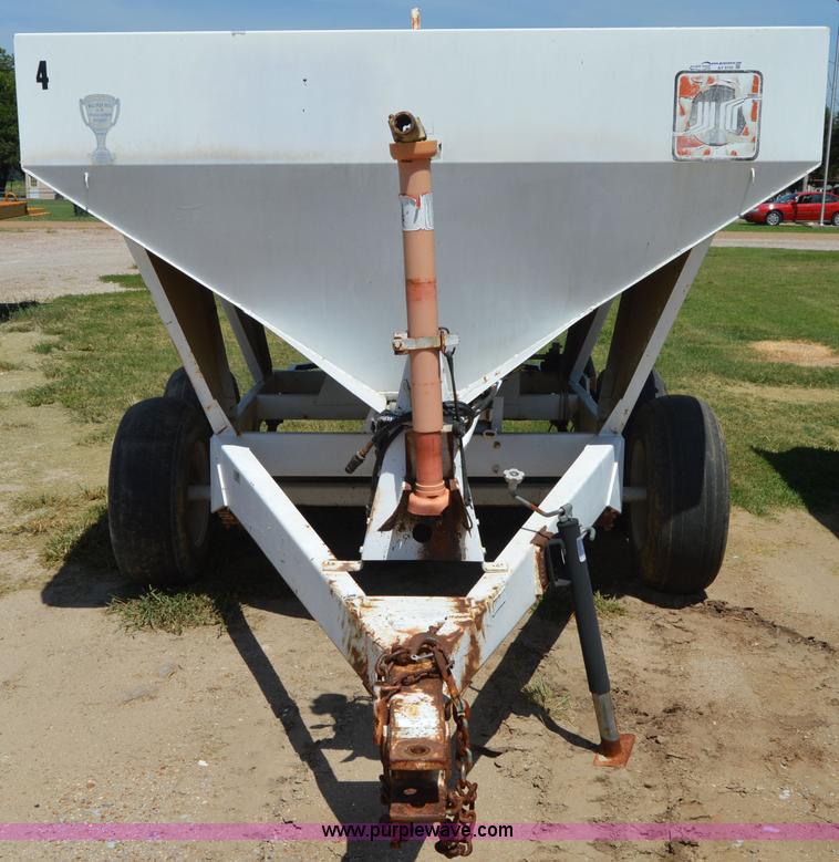 image for item AY9743 Willmar 500 spreader