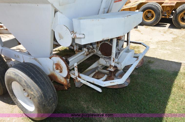 image for item AY9743 Willmar 500 spreader