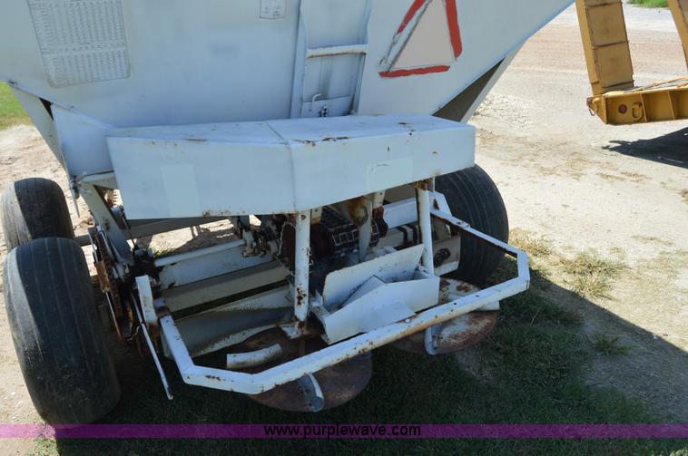 image for item AY9743 Willmar 500 spreader